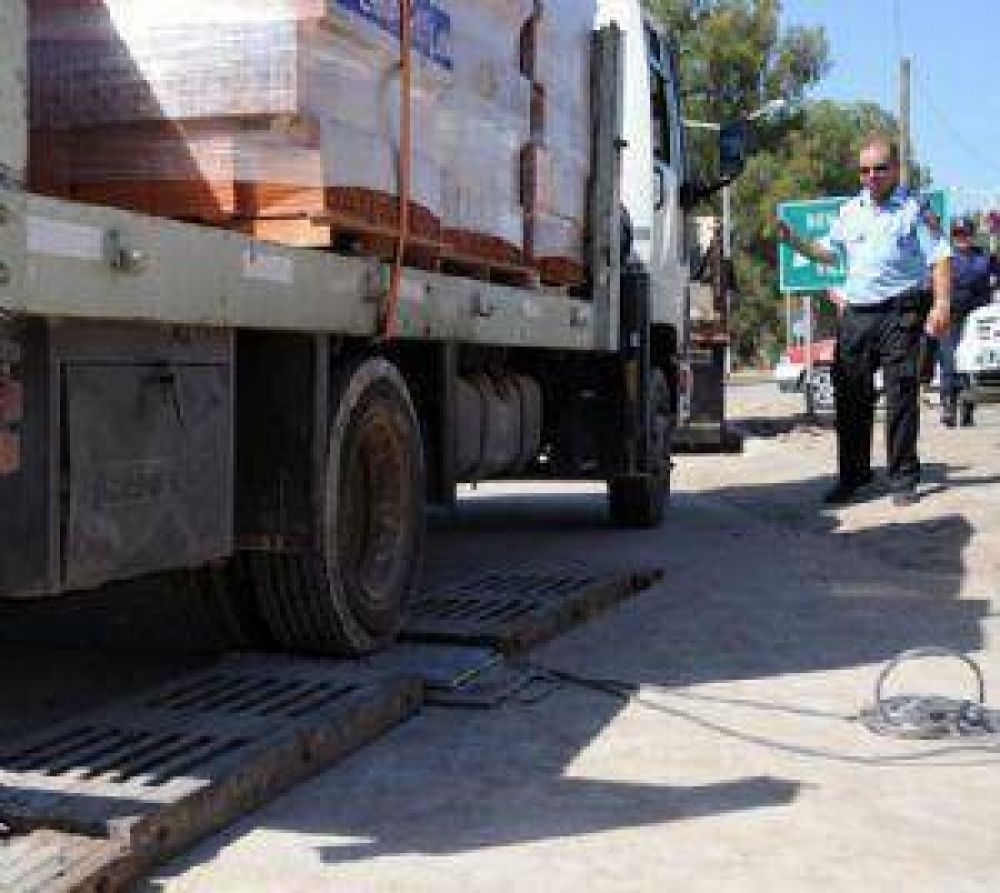 Refuerzan controles de carga en las rutas