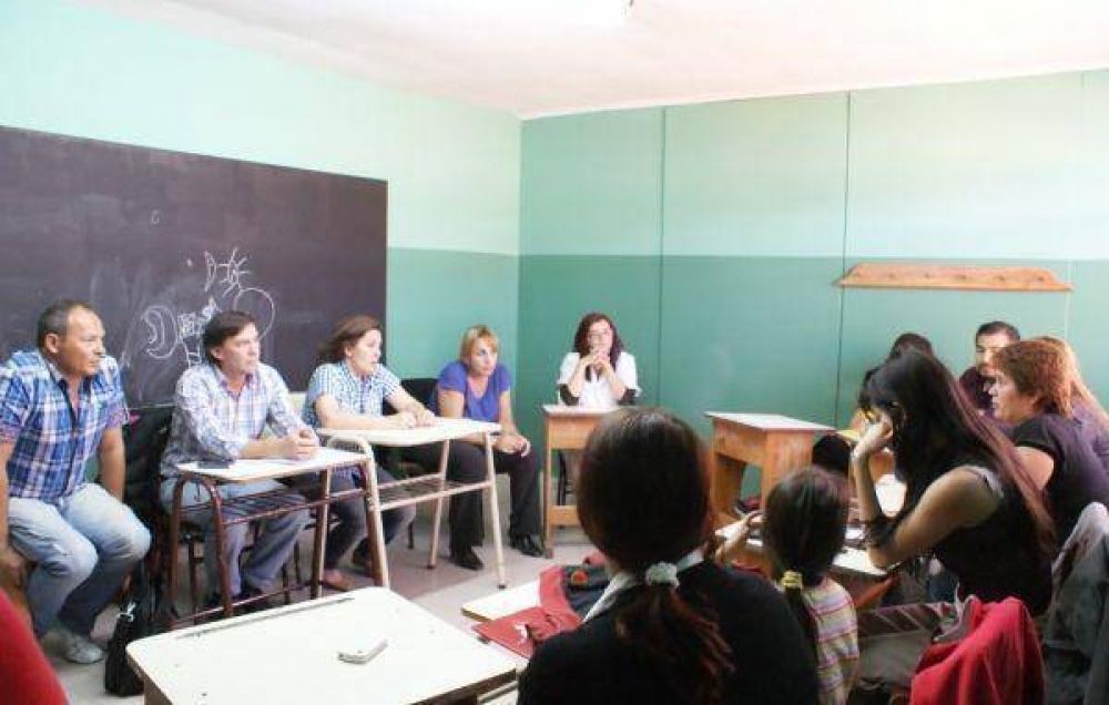 Molina y Mu�iz Siccardi se reunieron con padres de la Escuela N� 5 de Tolhuin