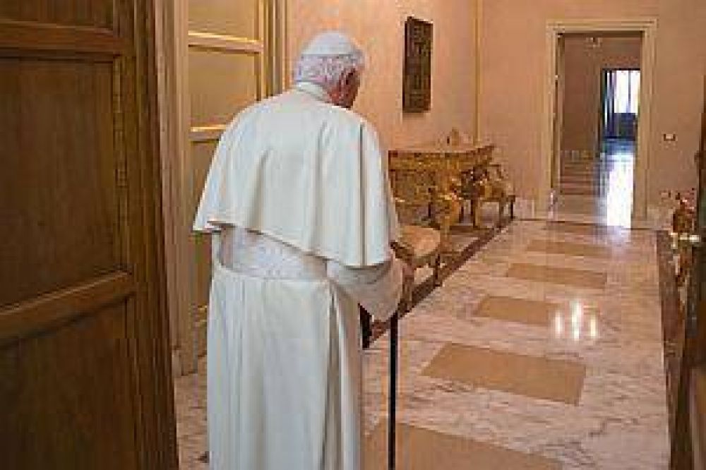 Ratzinger silencioso, acompaa rezando