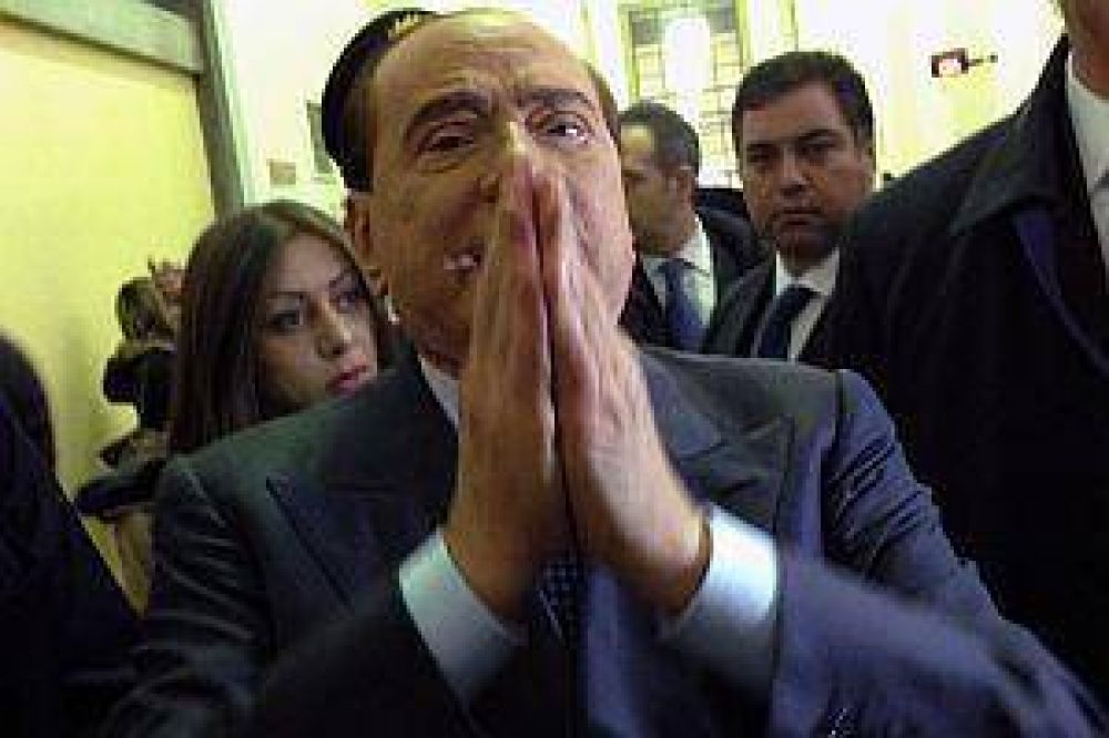 Para no testificar, Berlusconi permanece internado