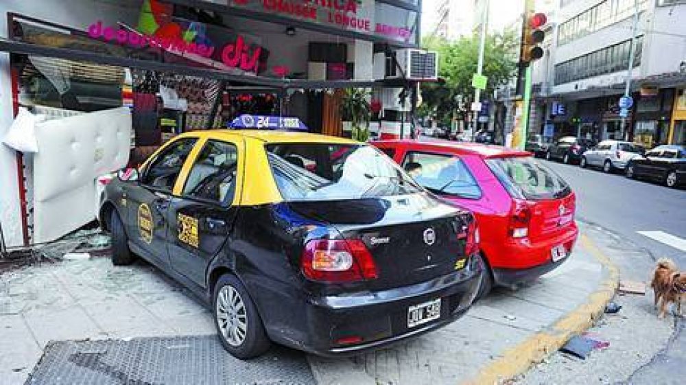 Otra vez un taxi involucrado en un violento accidente
