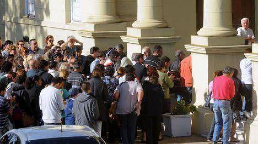 Casal acusa: �Hay gente que planific� el caos, esto no lo armaron los vecinos�