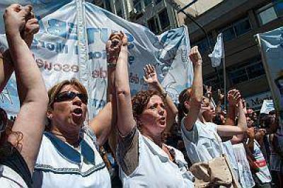 Docentes dicen que Scioli mejor� 0,8% la oferta y anuncian paros