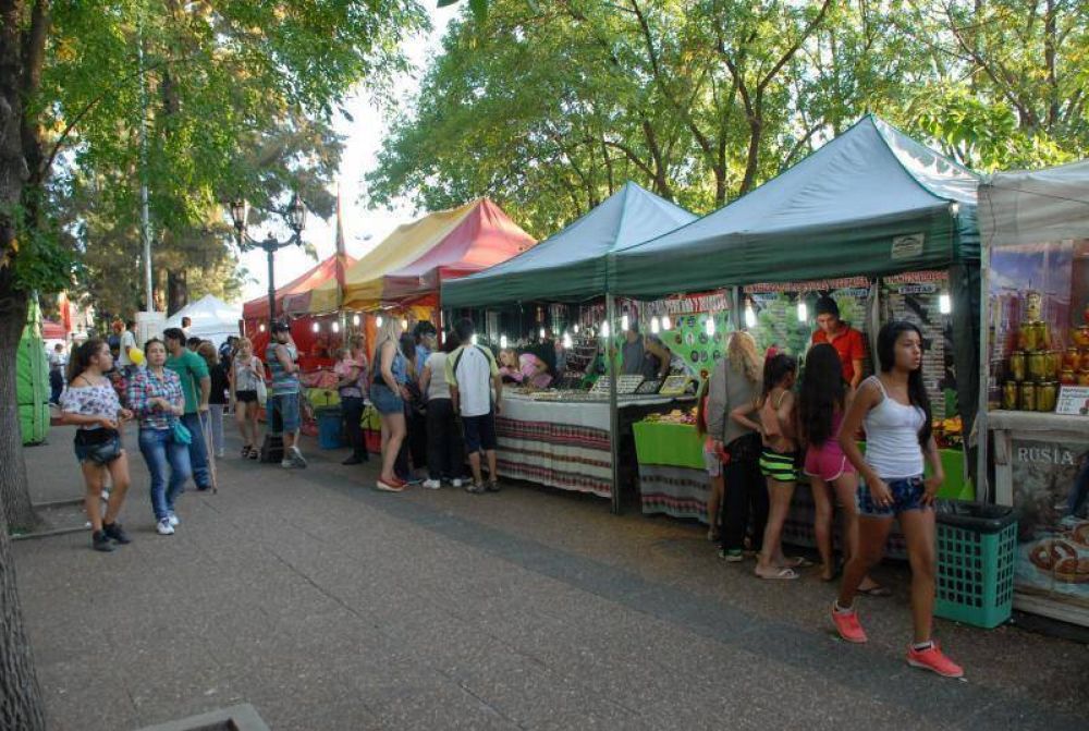 Pte. Per�n - Miles de vecinos visitaron la Feria de las Colectividades
