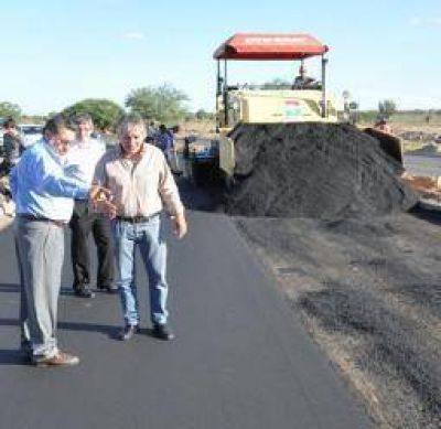 La provincia redobla la apuesta y sigue asfaltando la Capital