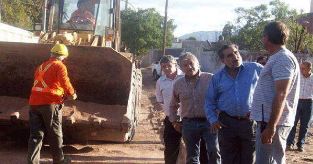 El Gobernador de la Provincia visit� obras de asfaltado