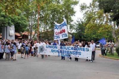 Los docentes se movilizaron hasta el Consejo Escolar