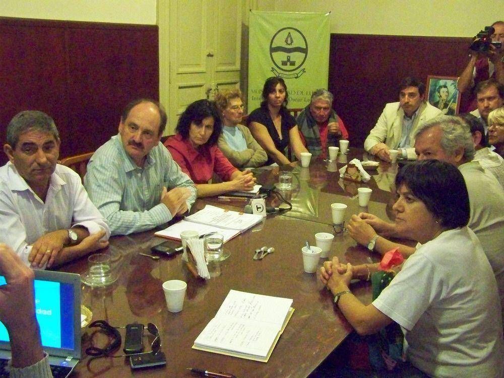 Importante reuni�n del Ministro Arl�a, Intendente e Inundados de Luj�n