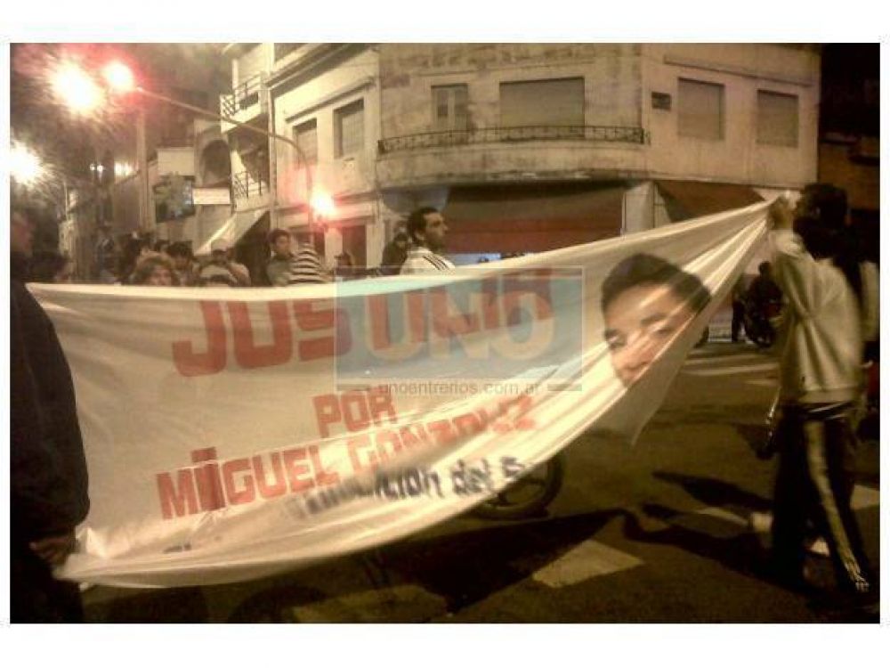 Familiares de un joven asesinado se manifestaron en Tribunales