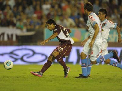 Lan�s gan� y recuper� la punta
