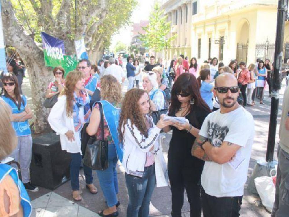 Docentes intensifican protesta