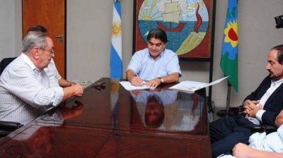Guti�rrez firm� el contrato para el inicio de obras de pavimentaci�n y prevenci�n de inundaciones