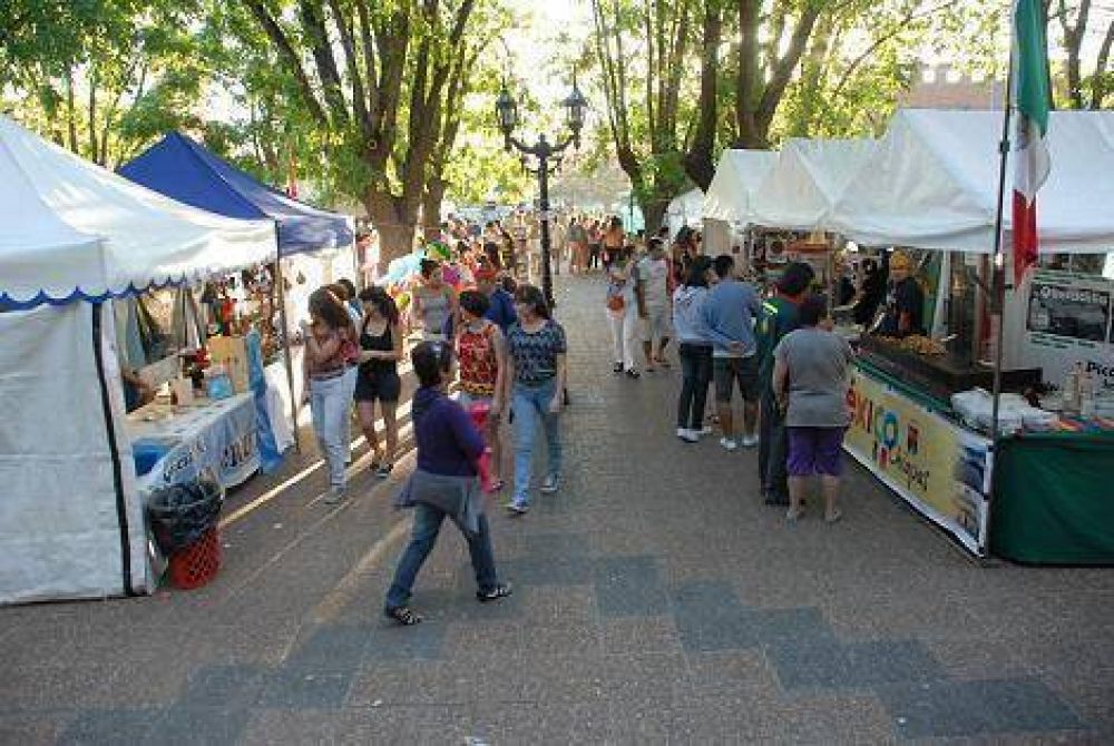 Miles de vecinos visitaron la Feria de las Colectividades