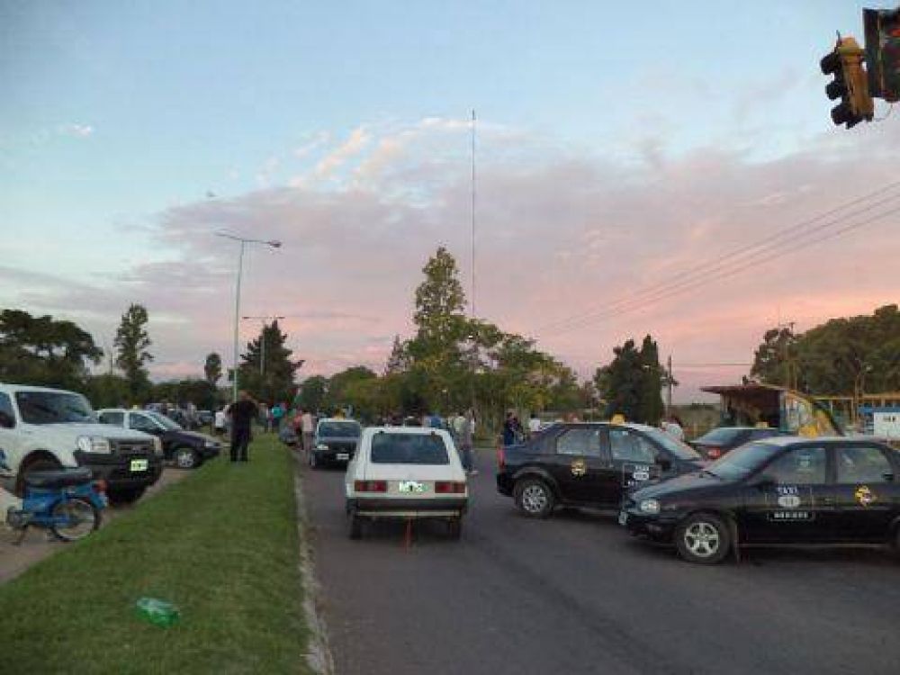 Contin�a el corte en la avenida 60 y los autoconvocados endurecen el planteo con amparo judicial