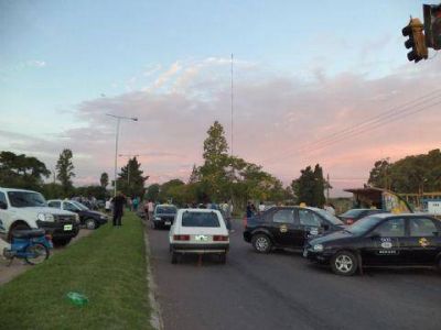Contin�a el corte en la avenida 60 y los autoconvocados endurecen el planteo con amparo judicial