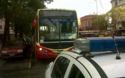 Se subi� al colectivo, no quiso pagar el boleto y le pegaron un tiro