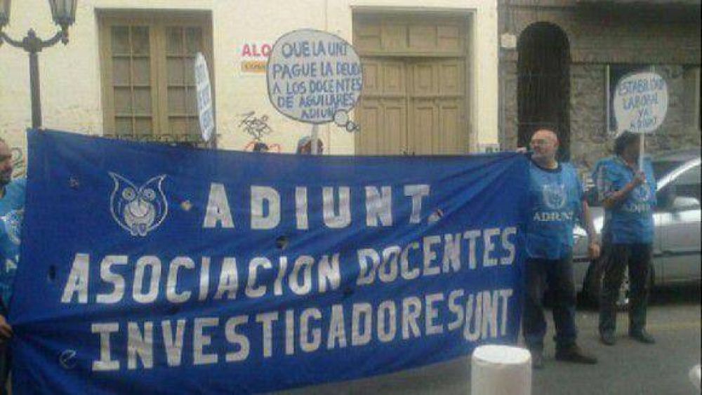 Docentes universitarios protestaron en el inicio del ciclo lectivo en la UNT
