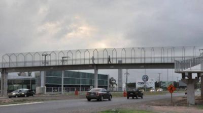 Habilitaron la pasarela peatonal en avenida La Voz del Interior