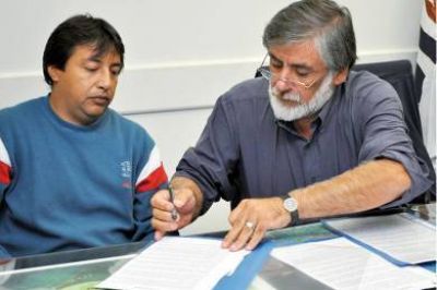 El Municipio de Caleta Olivia firm� convenio con la Liga Independiente de Barrios