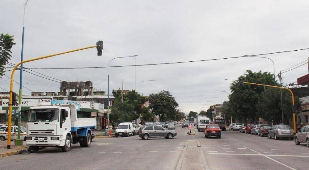 Instalan nuevos sem�foros en una avenida peligrosa