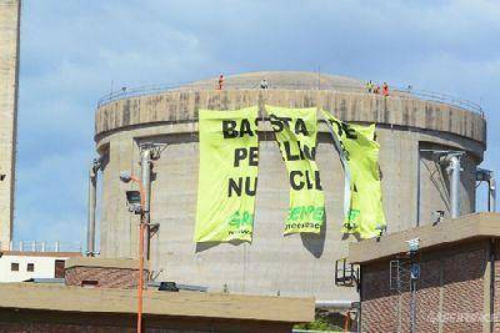 Demoraron a 40 activistas de Greenpeace que protestaron en la Central de Embalse