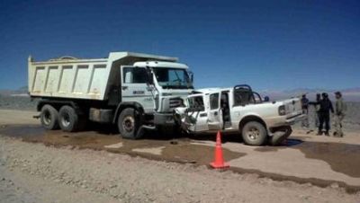 Dos trabajadores viales mueren en un violento choque frontal