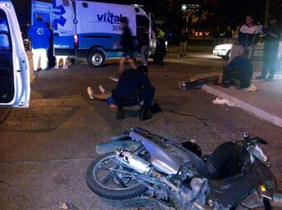 Volaron de la moto tras pasar por encima de un pozo en un sector que est� en reparaci�n