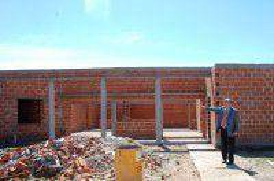 El Intendente Municipal de Saladillo Carlos Antonio Gorosito efectu� una recorrida por las obras del nuevo Jard�n Maternal Esperanza