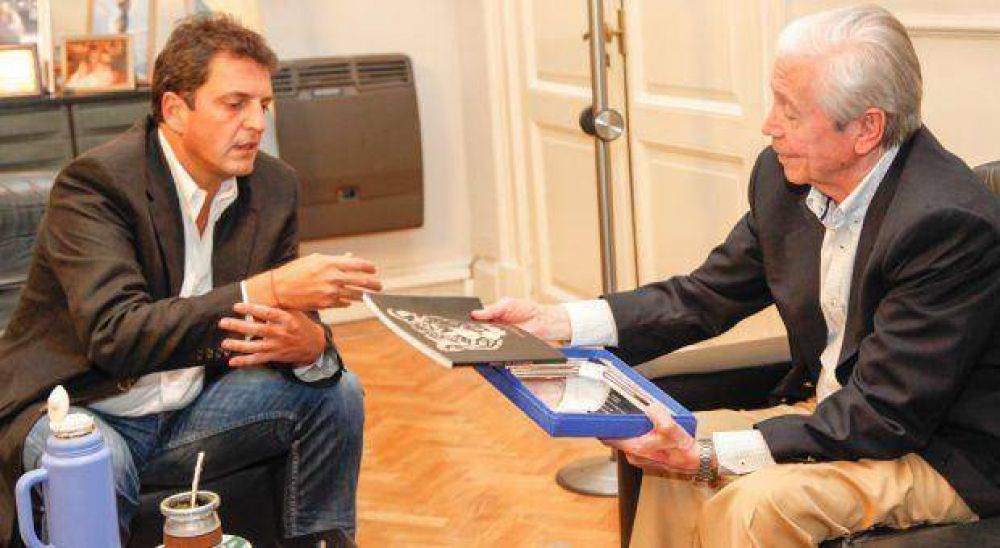 Massa recibi� a H�ctor C�mpora hijo a 40 a�os del hist�rico triunfo peronista