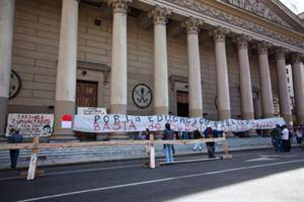 Luego de m�s de cinco horas, finaliz� la ocupaci�n de la Catedral