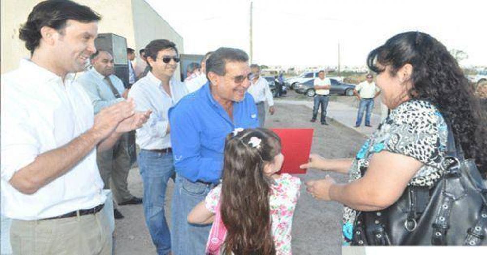 Entregaron 25 viviendas a polic�as de la provincia