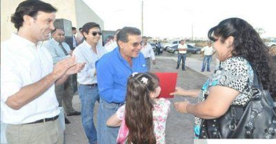 Entregaron 25 viviendas a polic�as de la provincia