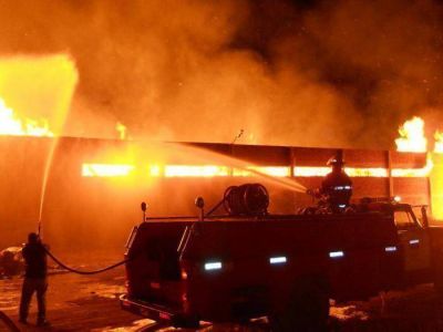 Incendio destruy� un dep�sito de cart�n en Allen