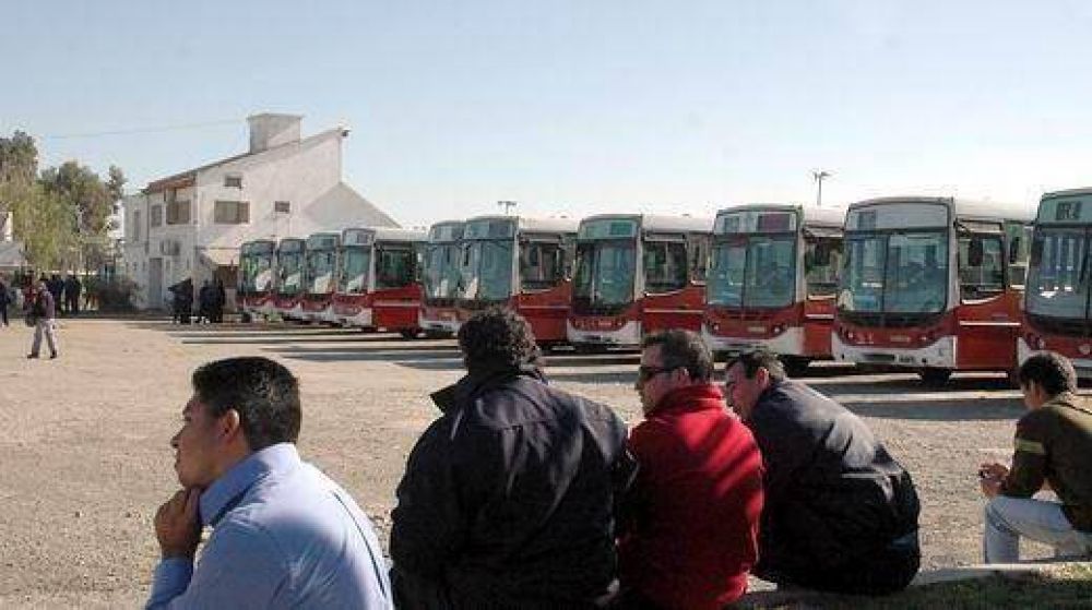 Nuevos reclamos de choferes complican el servicio de transporte urbano
