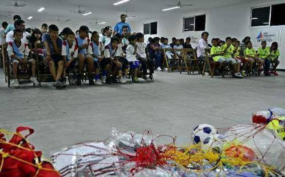 Entregaron materiales deportivos a clubes sanfernandinos de f�tbol infantil