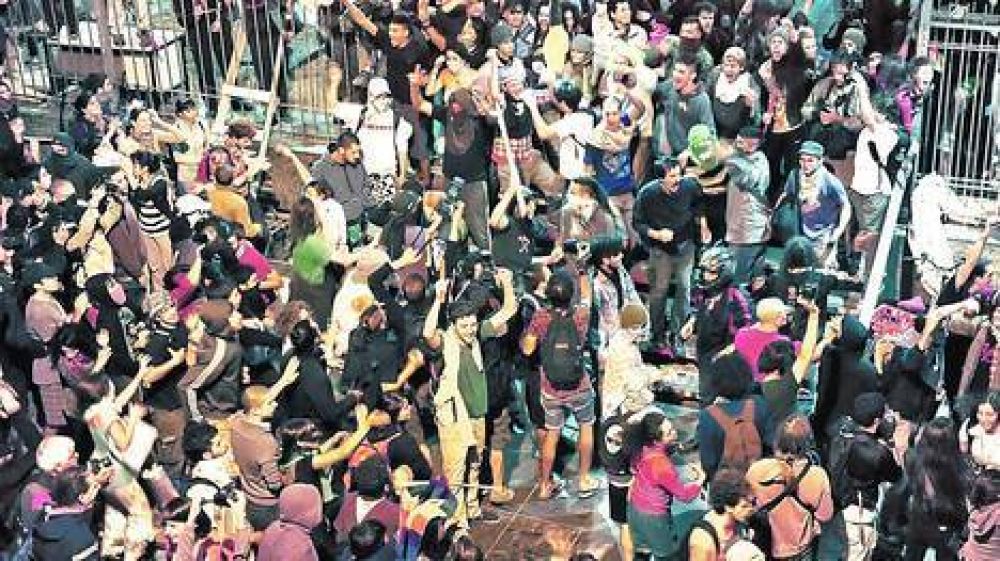 Tensi�n en el San Mart�n: Tras un desalojo, ocupan otra vez la entrada al Centro Cultural