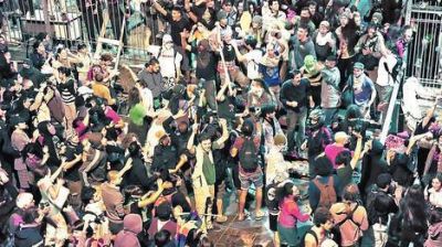 Tensi�n en el San Mart�n: Tras un desalojo, ocupan otra vez la entrada al Centro Cultural