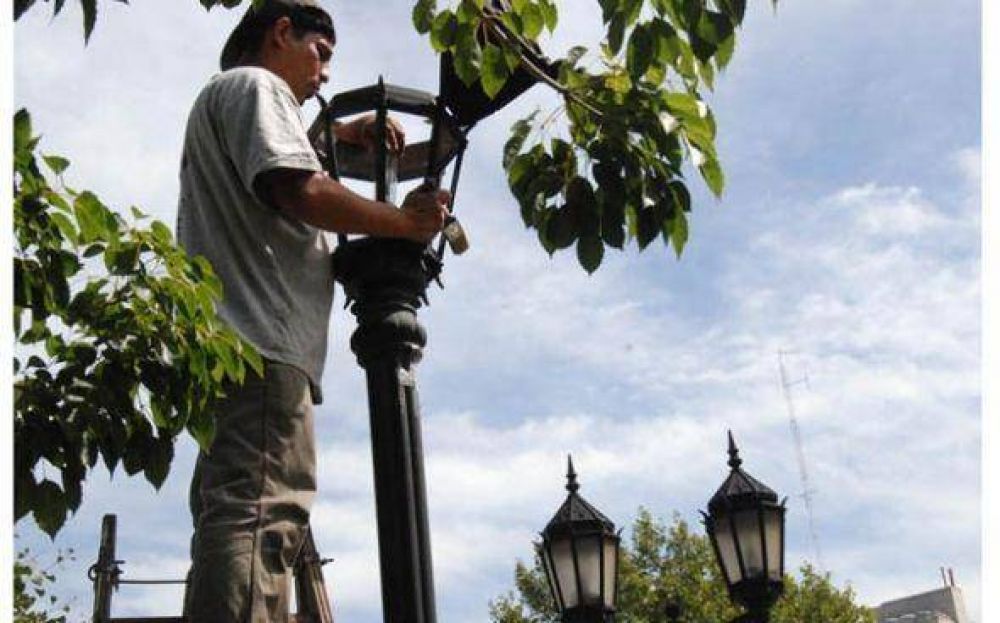 Invertir�n 600 mil pesos para mejorar la iluminaci�n de la Plaza 12 de Octubre de Pilar