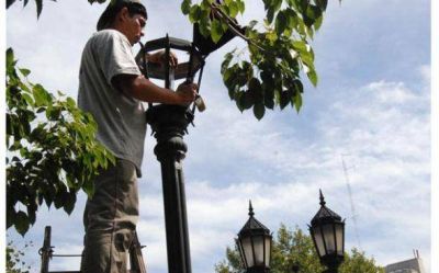 Invertir�n 600 mil pesos para mejorar la iluminaci�n de la Plaza 12 de Octubre de Pilar