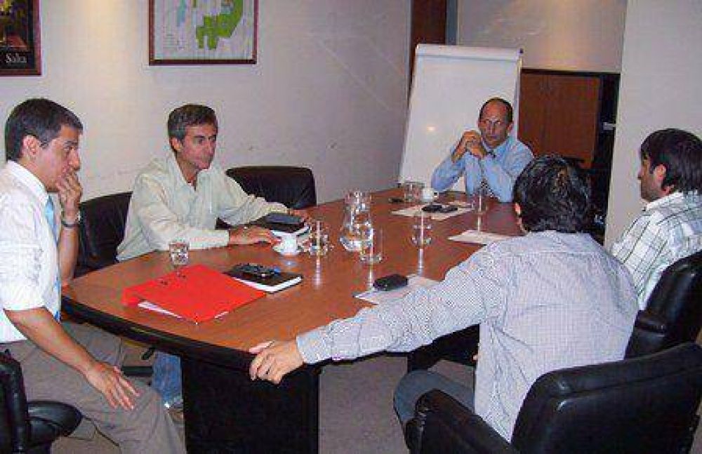 Funcionarios de Recursos Energ�ticos y Mineros se reunieron con autoridades de Cer�mica Alberdi