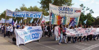 Masiva manifestaci�n de los docentes chivilcoyanos 