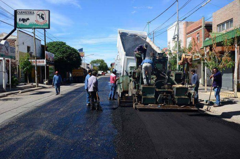 Resfaltan calles troncales en Neuqu�n