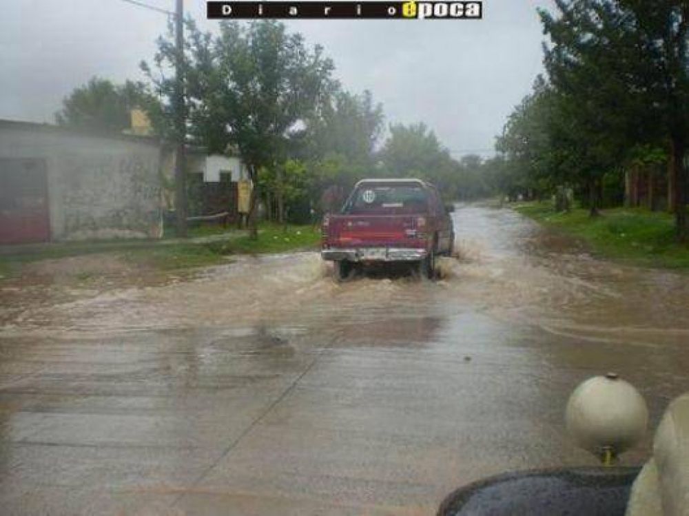 Calles anegadas y problemas para transitar por las precipitaciones