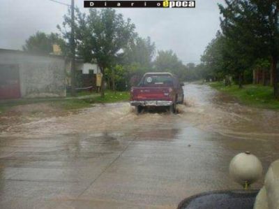Calles anegadas y problemas para transitar por las precipitaciones