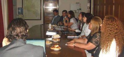 El Ministro de Hacienda puso al tanto sobre la situaci�n financiera a la Gobernadora