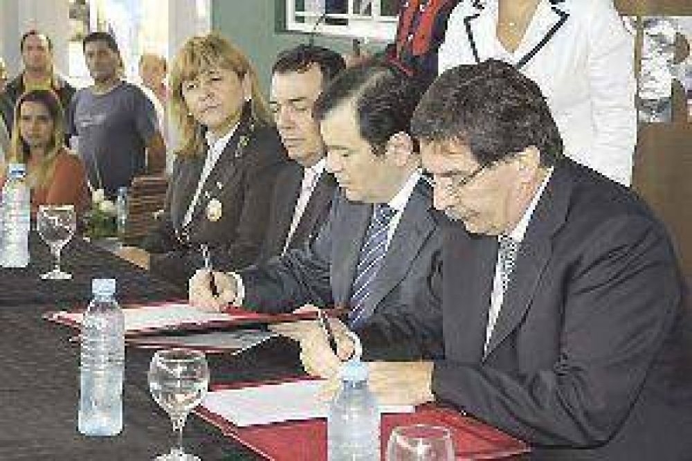 Firmaron convenios y destinan m�s de siete millones para Santiago