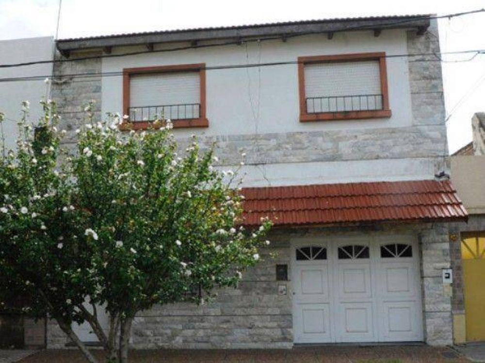 Asesinaron de tres balazos a un comerciante en la puerta de su casa en la zona sur