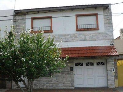 Asesinaron de tres balazos a un comerciante en la puerta de su casa en la zona sur