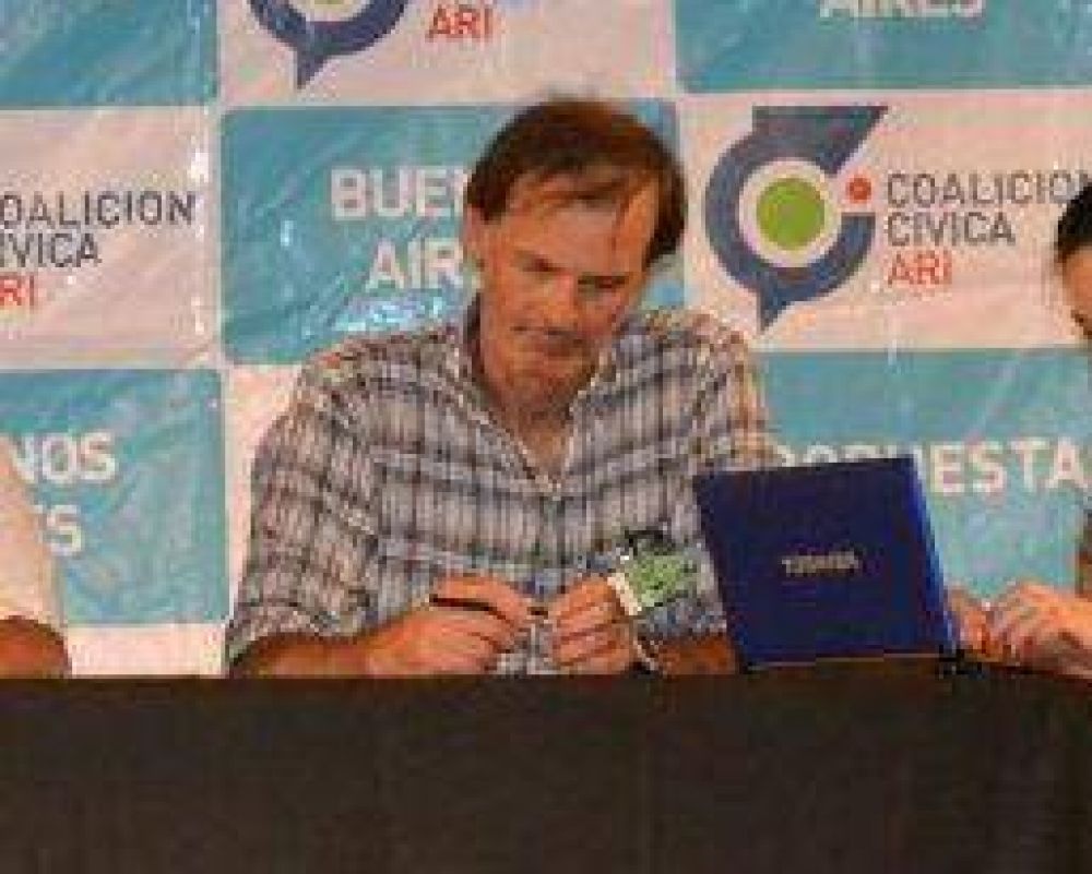 Corinaldesi estuvo en Congreso de la CC � ARI