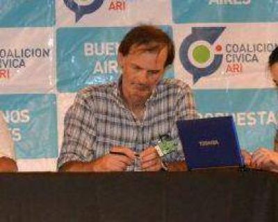Corinaldesi estuvo en Congreso de la CC � ARI